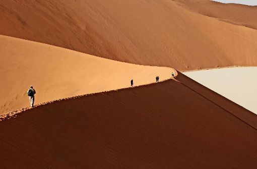 Jenseits von  Sossuvlei erstrecken sich einige der höchsten Dünen der Welt. Der Quarzsand knistert unter den Schuhen, von oben blickt man auf salzbedeckte, ausgetrocknete Becken . Foto: Daniel Gräfe