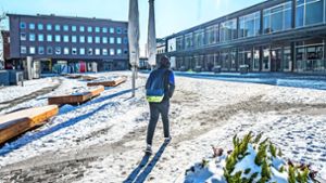 Ein Jugendlicher überquert  den Vorplatz des Bahnhofsgebäudes in Göppingen, der vor kurzem noch so aussah. Foto: Giacinto Carlucci