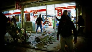 Eine typische Szene der Krawallnacht im Juni: Junge Männer werfen in der Marienstraße Schaufensterscheiben ein, verwüsten und plündern Geschäfte. Foto: dpa/Julian Rettig