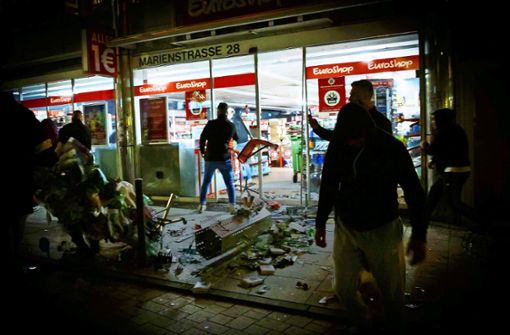 Eine typische Szene der Krawallnacht im Juni: Junge Männer werfen in der Marienstraße Schaufensterscheiben ein, verwüsten und plündern Geschäfte. Foto: dpa/Julian Rettig