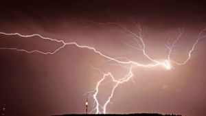 Diese dramatisch aussehende Aufnahme des Stuttgarter Fernsehturms entstand bei einem Gewitter im August 2017. Foto: dpa/Andreas Rosar