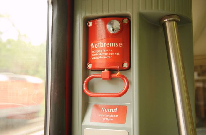 In Regionalzug im Bereich Untertürkheim: Notbremse gezogen, um Notdurft zu verrichten