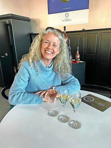 Prost! Sigrun Trinkle freut sich  sichtbar über ihre bestandene Fachausbildung als  Champagne-Sommelier. Foto: privat