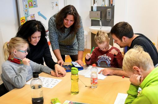 Schulassistenten arbeiten mit den Kindern in der Schule. Foto: dpa/Holger Hollemann