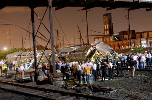 Bei einem Zugunglück in den USA sind mindestens fünf Menschen ums Leben gekommen.  Foto: Philadelphia Inquirer/ZUMA