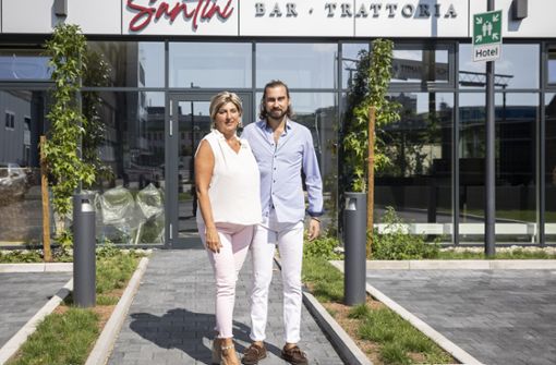 Sandra Menegaldo und ihr Sohn Marco vor dem neuen  Santini Foto: / Lichtgut/Julian Rettig