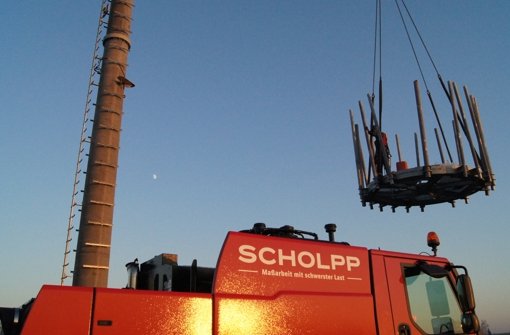 Mitte Dezember 2013 ist der Funkmast nahe der Schießhausstraße in Plieningen aufgestellt worden, er funkt allerdings immer noch nicht. Foto: Archiv Bürkle