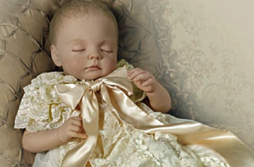 Passend zum Weihnachtsgeschäft hat die Firma The Bradford Exchange die royale Prince George Of Cambridge Commemorative Porcelain Baby Doll in den Handel gebracht. Foto: The Bradford Exchange