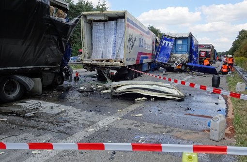 Mehrere Lastwagen sind auf der A5 bei Weingarten ineinander geschoben worden. Drei Personen wurden dabei verletzt. Foto: 7aktuell.de/Geier