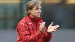 Beifall für seine Mannschaft: Walter Thomaes Umstellung führte zum Erfolg gegen Saarbrücken. Foto: Pressefoto Baumann