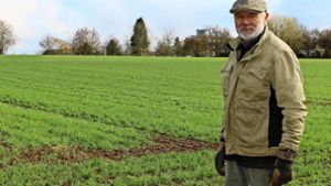 Der Landwirt Klaus Wais steht an einem Feld im Gebiet Schwellenäcker, das er von der Stadt gepachtet hat. Es könnte in naher Zukunft bebaut werden. Foto: Caroline Holowiecki