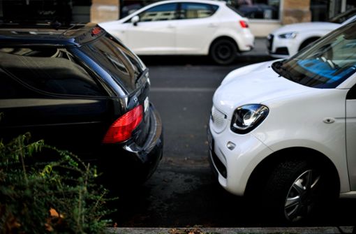 Parken ist in Stuttgart oft nervenaufreibend. Der Lobbyverband VDA macht Vorschläge, wie Autofahrer schneller zu einem Parkplatz finden könnten. Foto: Lichtgut/Max Kovalenko
