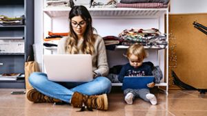 Für Eltern ist es ein schwieriger Spagat, daheim zu arbeiten und gleichzeitig den Nachwuchs zu  beschäftigen. Foto: imago//Josep Rovirosa