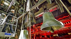 Ein Techniker  prüft den Glockenturm im Apollo-Theater in Stuttgart. Foto: Jan Potente