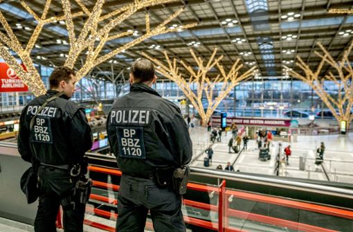 Nicht zu übersehen: Schwer bewaffnete Polizisten im Terminal 1 des Stuttgarter Flughafens. Foto: SDMG