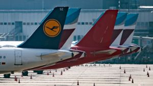 Flugzeuge von Lufthansa, Germanwings und Eurowings sind auf dem Vorfeld des Düsseldorfer Flughafens abgestellt. Foto: dpa