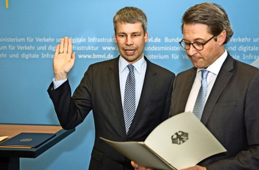 Steffen Bilger (links) wird von Minister Andreas Scheuer (CSU) vereidigt. Foto: Bundestag