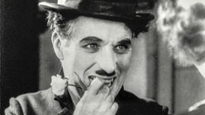 In seiner Rolle als kleiner  Tramp war er mal weltbekannt: Charlie Chaplin Foto: Roy Export