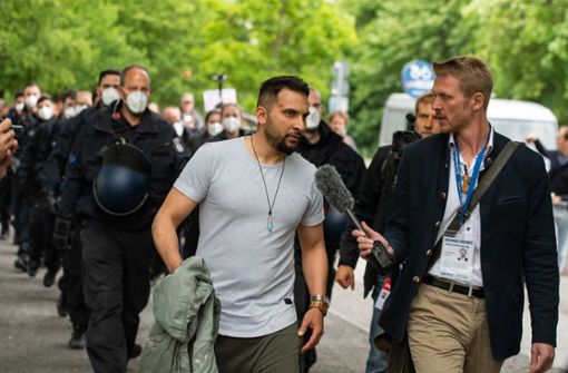 In Berlin wurde Attila Hildmann auf dem Weg zu einer Kundgebung am Kanzleramt vorübergehend festgenommen. Foto: dpa/Christophe Gateau