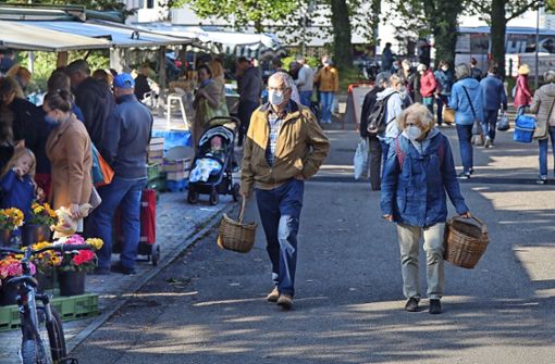 Der beliebte Wochenmarkt ist vorübergehend an die Stadionhalle verlegt worden, was vielen Bürgern gefällt. Foto: Archiv (a/vanti)