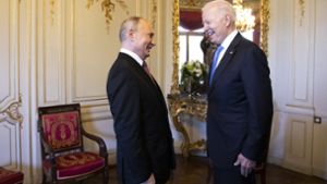 Wladimir Putin und Joe Biden sehen sich in die Augen. Foto: dpa/Peter Klaunzer