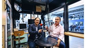 David Luis Rau (links)   mit Tom Hörner (Stuttgarter Zeitung/Stuttgarter Nachrichten) in der gemeinsamen Radio-Sendung „2nach9“ Foto:Lichtgut/Verena Ecker Foto:  