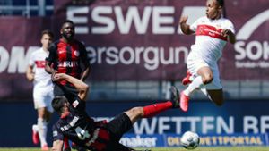 Sascha Mockenhaupt (li.,Wiesbaden) bremst VfB-Angreifer Roberto Massimo. Foto: dpa/Uwe Anspach