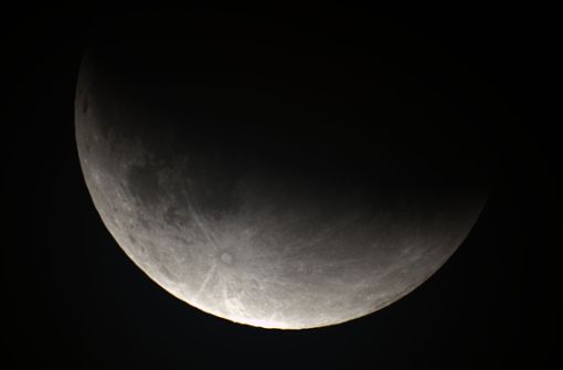 23.55: Der Mond verlässt langsam den Kernschatten. Foto: Sternwarte Welzheim