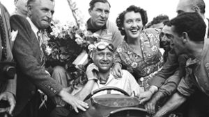 Der 1911 geborenen Argentinier Juan Manuel Fangio (Mitte) prägte die Anfangsjahre der Formel 1 und wurde fünfmal Weltmeister. Foto: AP
