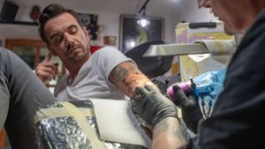 Florian Silbereisen lässt sich einen Kompass auf den Arm tattowieren. Foto: dpa