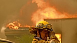 In Kalifornien kämpfen die Feuerwehrleute noch gegen die Flammen. Für viele Hausbesitzer beginnt der Kampf mit ihren Brandversicherungen. Foto: AP