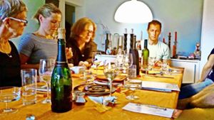 Die Kochgruppe fünf, die sich über das Projekt „Salz und Suppe“ kennengelernt hat, trifft sich immer noch jeden Monat. Foto:  