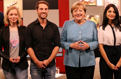 Bundeskanzlerin Angela Merkel mit den drei YouTubern „ItsColeslaw“, „MrWissen2Go“ und „Isipisi5“ (v. l.) kurz nach dem Interview. Foto: dpa