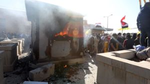 Demonstranten hatten ein Wachhäuschen auf dem Gelände der US-Botschaft in Bagdad in Brand gesetzt. Foto: dpa/Khalil Dawood