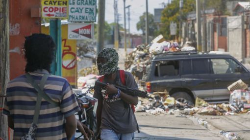 Bewaffnete Mitglieder einer Bande haben in Port-au-Prince eine Straßensperre errichtet. Foto: dpa/Odelyn Joseph
