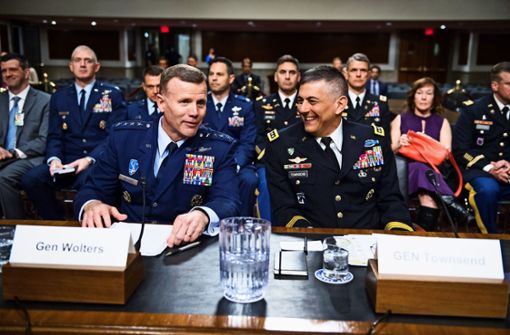 Entspannt bei ihrer Anhörung im US-Senat: die Generäle Wolters und Townsend Foto: Williams/AP