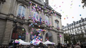Unter anderem mit bunten Luftballlons haben die Pariser den Opfern der Terroranschläge von vor einem Jahr gedacht. Foto: AP