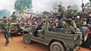 Französische Soldaten 1994 in einem ruandischen Flüchtlingslager – bei den Massakern schritten sie nicht ein. Foto: epa