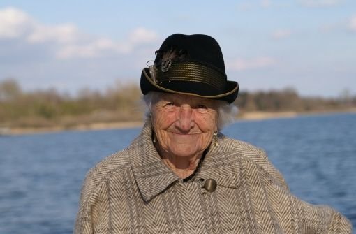 Erfolgreiche Fischerin: An ihrem 21. Geburtstag fing Beppi Steinbeißer (86) einst sogar gleich zwei kapitale Hechte – einen Fisch und ihren Ehemann Alois. Foto: Herzog