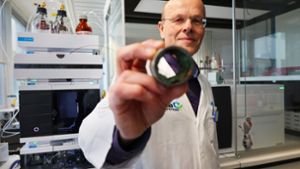 Der CVUA-Chef Volker Renz zeigt  ein Rohrstück, das mit Epoxydharz beschichtet ist und deshalb schädliches  Bisphenol A ans Warmwasser abgibt. Foto: Michael Käfer