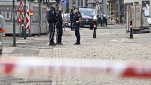 Bewaffnete Polizisten stehen Wache im Stadtzentrum Wiens. Foto: dpa/Hans Punz