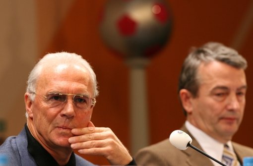 Die Fifa untersucht die Vergabe der Fußball-Weltmeisterschaft 2006. Im Visier sind unter anderem  Franz Beckenbauer und der frühere DFB-Präsident Wolfgang Niersbach. Foto: dpa
