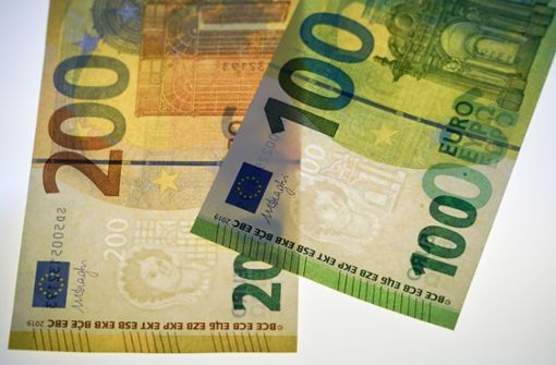 Zwei neue Euro-Scheine sind ab Dienstag im Umlauf. Foto: dpa