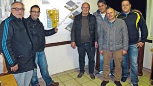Der Vorstand des Circolo Italiano um Stefano Balletta (Dritter von links) und Mario Angiero (links) zeigt die Pläne. Foto: Malte Klein
