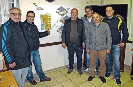 Der Vorstand des Circolo Italiano um Stefano Balletta (Dritter von links) und Mario Angiero (links) zeigt die Pläne. Foto: Malte Klein