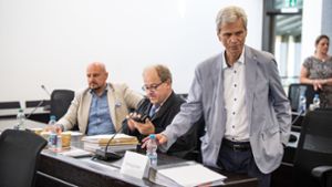 Die Abgeordneten Stefan Räpple (links) und Wolfgang Gedeon (rechts) mit ihrem Rechtsanwalt Dirk Schmitz bei der Sitzung des Verfassungsgerichtshofs Baden-Württemberg. Foto: dpa