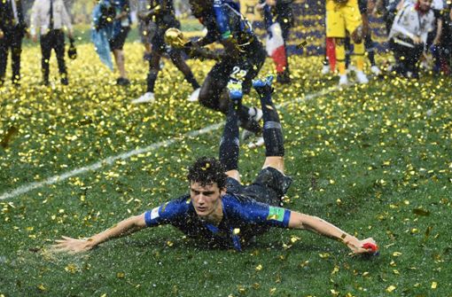 Benjamin Pavard vom VfB Stuttgart rutscht durch den Gold-Regen von Moskau. Foto: AFP