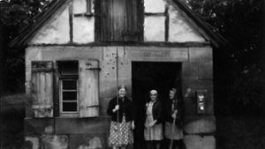 Vor mehr als 50 Jahren entstand diese Aufnahme mit drei Backfrauen vor dem Backhaus in Esslingen-Sulzgries. Foto: privat