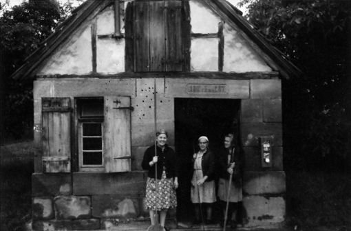 Vor mehr als 50 Jahren entstand diese Aufnahme mit drei Backfrauen vor dem Backhaus in Esslingen-Sulzgries. Foto: privat