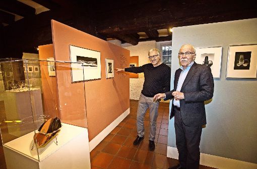 Erstmals werden historische Produktfotografien der WMF präsentiert. Der Stadtarchivar Hartmut Gruber (links) und Heinz Scheiffele, der Leiter des historischen Warenarchivs der WMF, haben die Ausstellung gemeinsam initiiert. Foto: Ines Rudel
